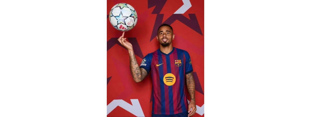 En Camp Nou-drøm ti år for sent: Jesus legger av seg den røde og hvite drakten og tar på seg den blå og røde. En Camp Nou-drøm ti år for sent: Jesus legger av seg den røde og hvite drakten og tar på seg den blå og røde.