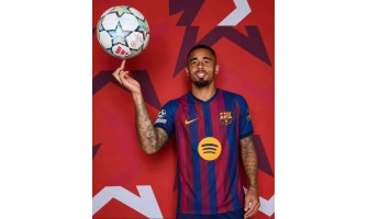 En Camp Nou-drøm ti år for sent: Jesus legger av seg den røde og hvite drakten og tar på seg den blå og røde.